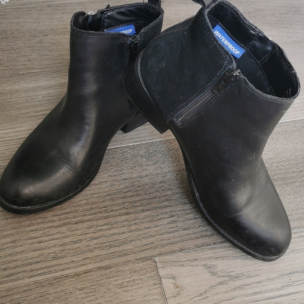 Aldo waterproof black boots, side zip. Size 6. EUC - Picture 9 of 9